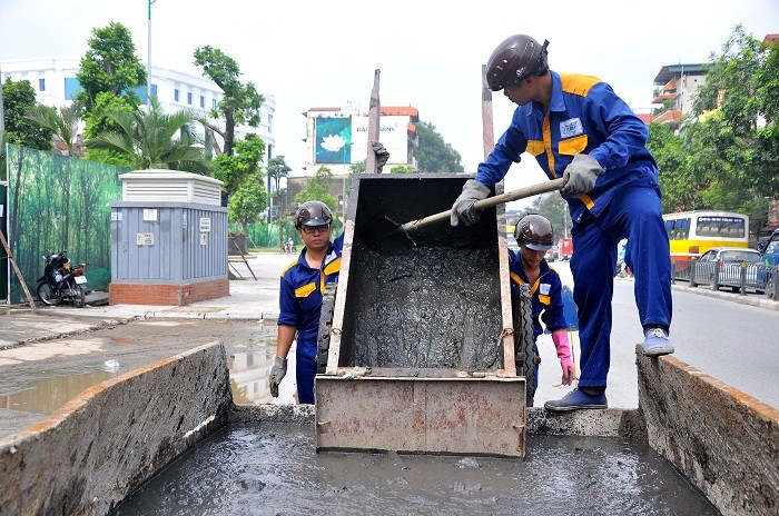 Những thùng bùng bẩn được múc lên từ các cống thoát nước là bao nhiêu mồ hôi, công sức của các công nhân môi trường.
